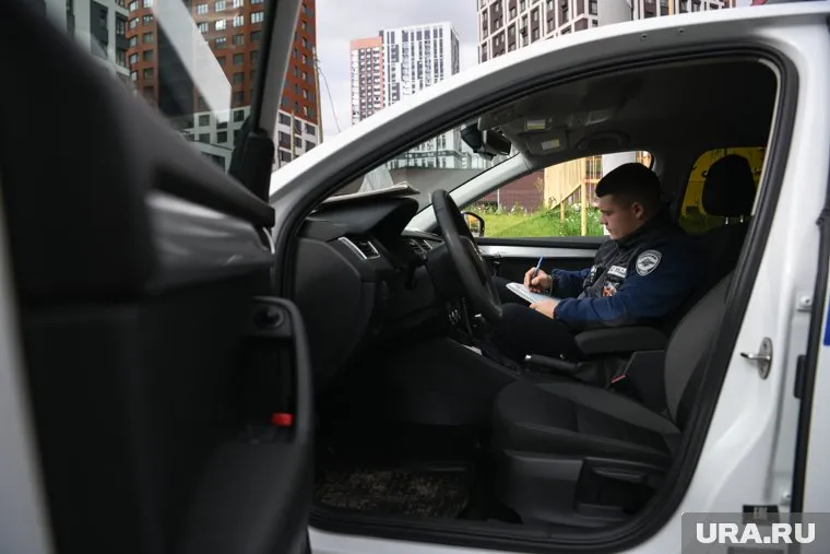 Сотрудники ДПС устанавливают обстоятельства смертельной аварии (архивное фото)