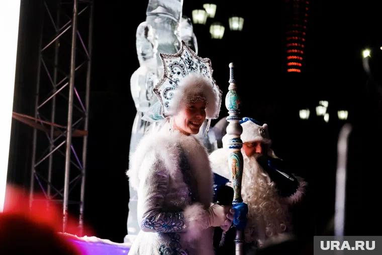 Десятки Снегурочек прошли парадом по Кургану в мороз