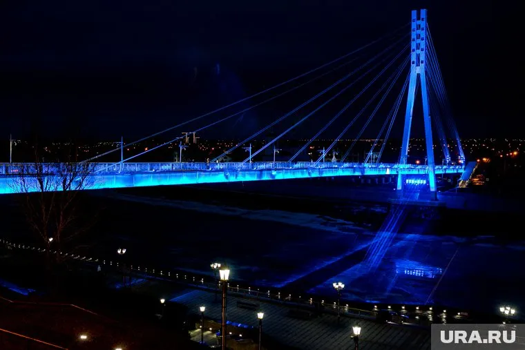 Мост Влюбленных украсили журавлями в честь 80-летия Победы