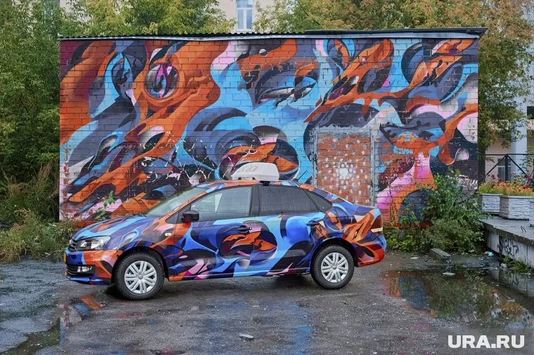 На десять машин такси нанесли популярные в городе граффити