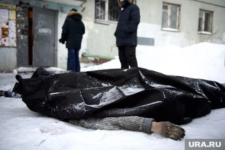 Тела погибших еще лежат у подъезда