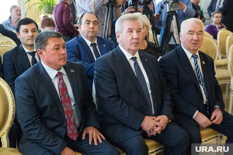 Сергей Ямкин (слева) и Борис Хохряков (посередине) летят на похороны Сергея Корепанова