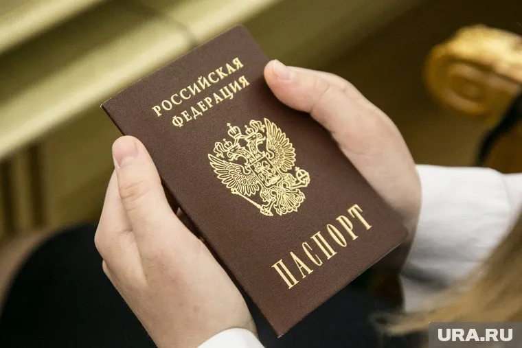 После того, как гражданин получит электронный паспорт, бумажный потеряет юридическую силу, пояснили в МВД