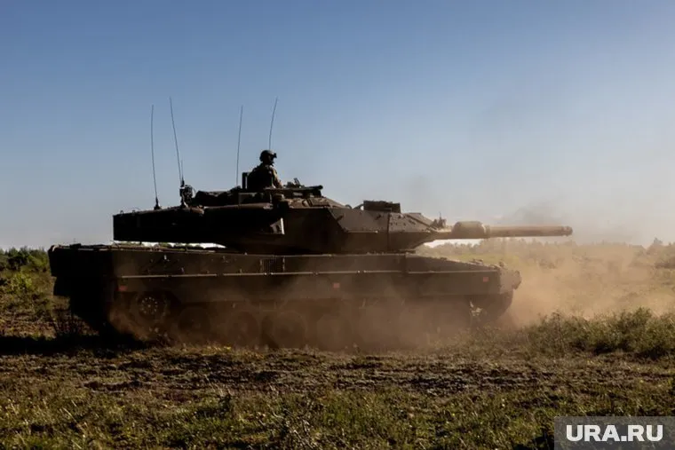 Великобритания продолжает уговаривать страны НАТО поставить танки на Украину, заявил Джеймс Клеверли