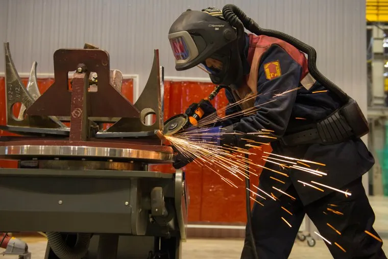 Евгений Куйвашев на "Уральских локомотивах". Екатеринбург, шлифовка, искры, рабочий