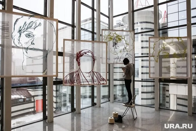 Экс-ректор Игорь Шишкин консультирует сотрудников Тюменского музейно-просветительского общества