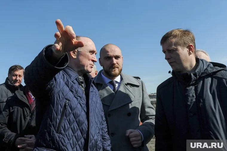 Алексей Павлюк (в центре) оплачивал роскошные апартаменты за счет актива семьи Бориса Дубровского (слева)