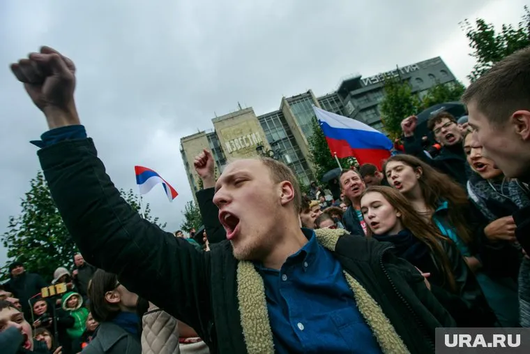 Молодые люди призывают участников митинга сопротивляться стражам порядка