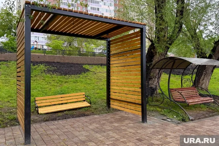 На набережной Тобола устанавливают новые лавочки