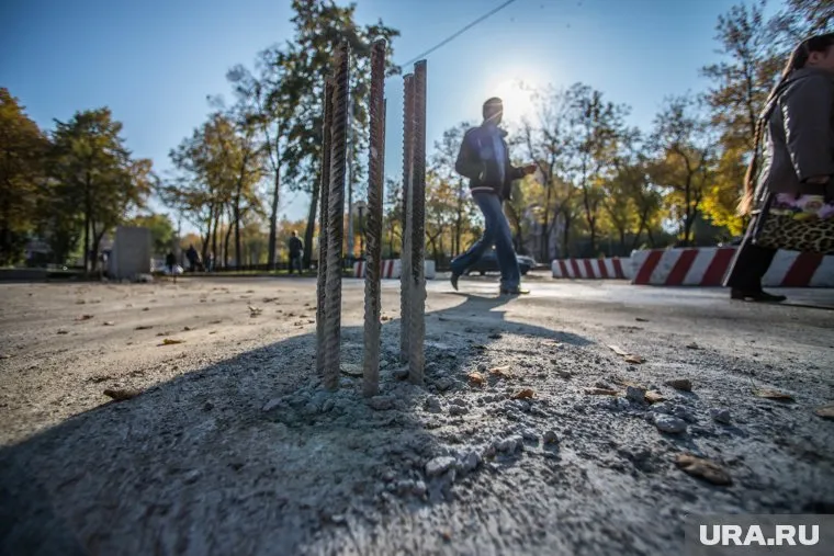 Штыри торчат из земли, оставленные подрядчиком (фото из архива)