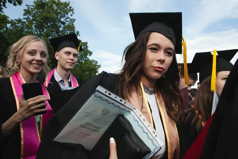 Выпускники УрФУ. Екатеринбург, высшее образование, выпускники, академические шапочки, выдача дипломов, вузы