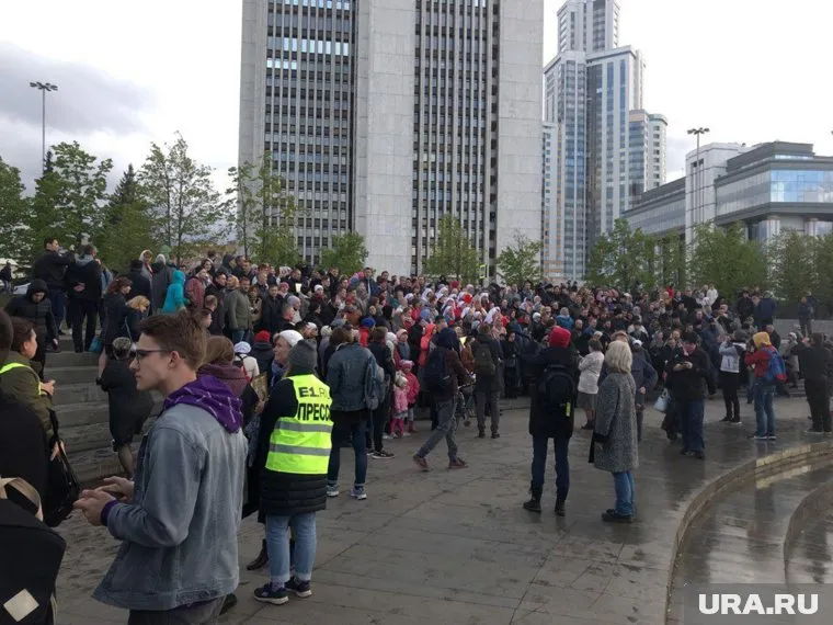 Около фонтана напротив театра драмы собралось около 500 православных