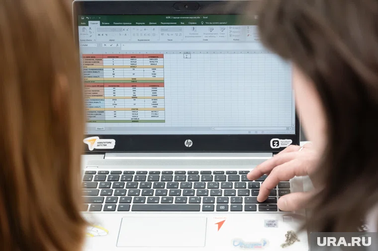 Зумеров критикуют за легкомысленность, а бумеров — за консерватизм