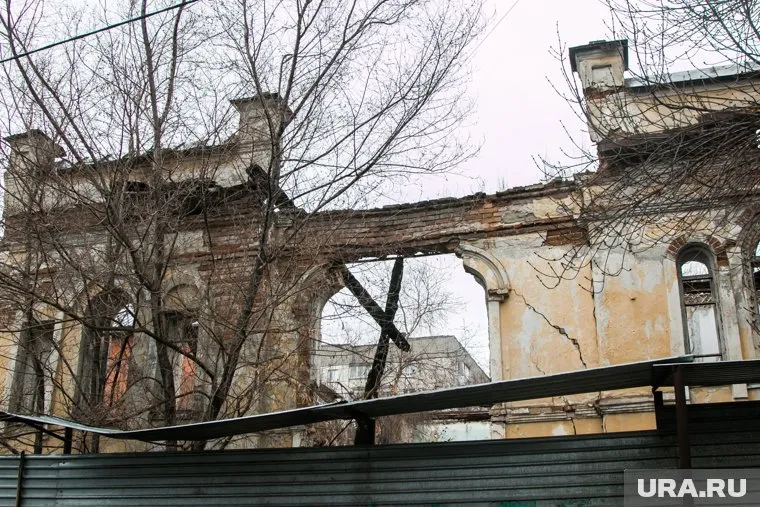 Бывшее здание гостиницы обрушилось в начале мая