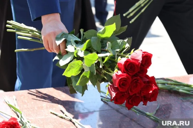 После основной церемонии лидеры двух стран возложили букеты красных роз к могиле маршала СССР Василия Чуйкова