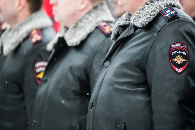 Вручение свердловским полицейским ключей от новых автомобилей. Екатеринбург , полицейские, мвд, офицеры, нашивка, полиция, погоны полиция, зима, герб мвд