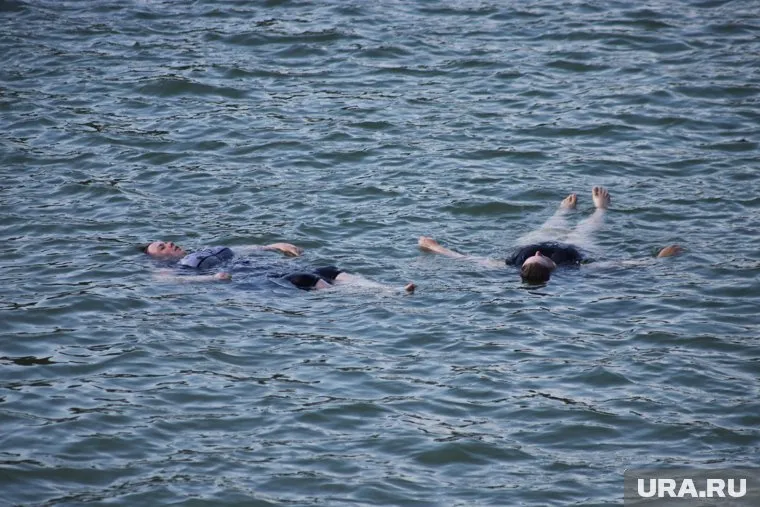 Курганцы спасаются от жары на местных пляжах