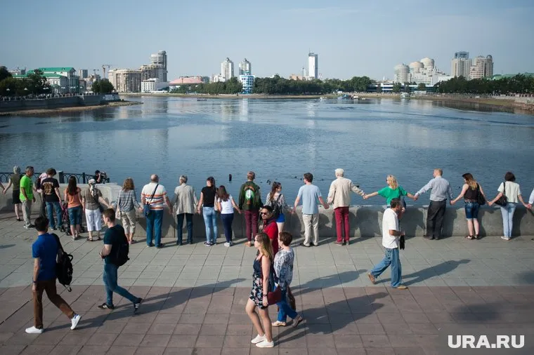 Олигархи успели покинуть место до начала акции "Обними пруд"