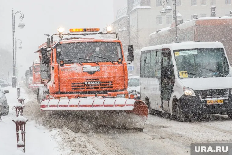 На трассы Тюменской области выдут около 180 единиц дорожной техники