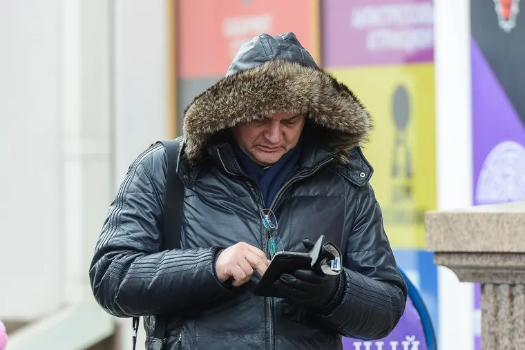 Митинг-концерт Крымская весна в Челябинске, квитка иван, смотрит в телефон