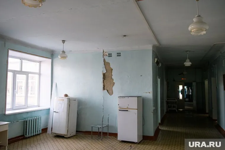 При землетясении сильнее всего пострадала больница — все стены в трещинах