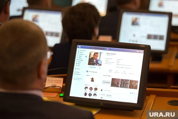 Чиновники не могут зайти ни в одну соцсеть, кроме «ВКонтакте»