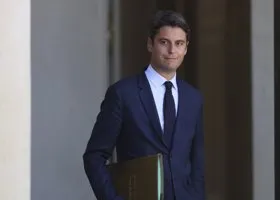 BFMTV: Макрон принял отставку премьера Франции Атталя
