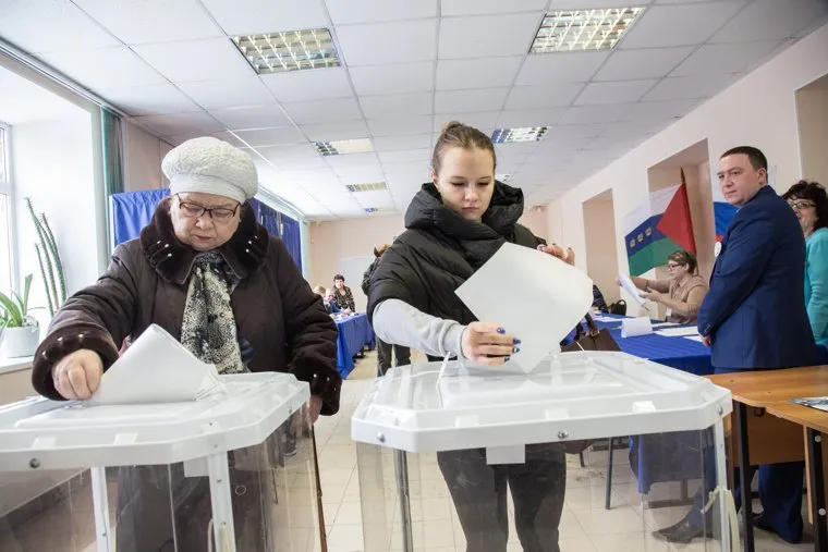 ВЫБОРЫ 2018. Голосование губернатора Владимира Якушева. Тюмень, урна для голосования, избирательный участок, выборы президента, выборы2018, выборы 2018, голосование
