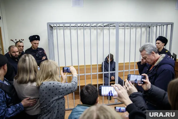 Школьник хладнокровно зарезал 14-летнюю подругу и ее мать, которую ждал в квартире несколько часов