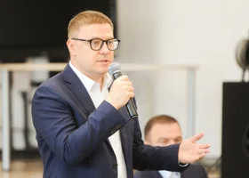 Челябинский губернатор Текслер посетил форум, посвященный помощи в зоне СВО