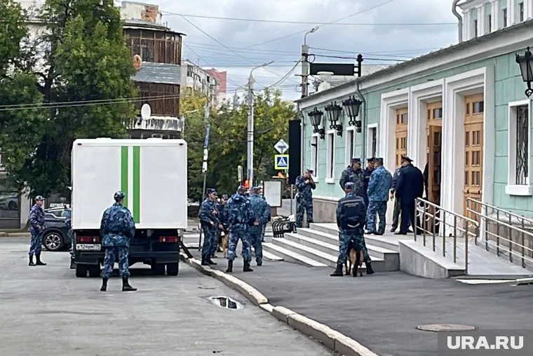 Сотрудники ФСИН сопровождают репетицию заключенных для кинофестиваля