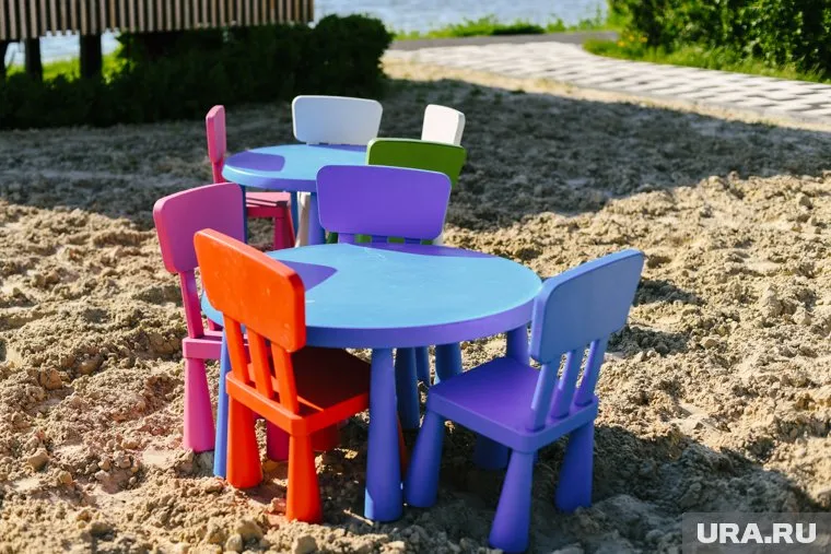 Играя на площадке, ребенок упал и получил серьезные травмы