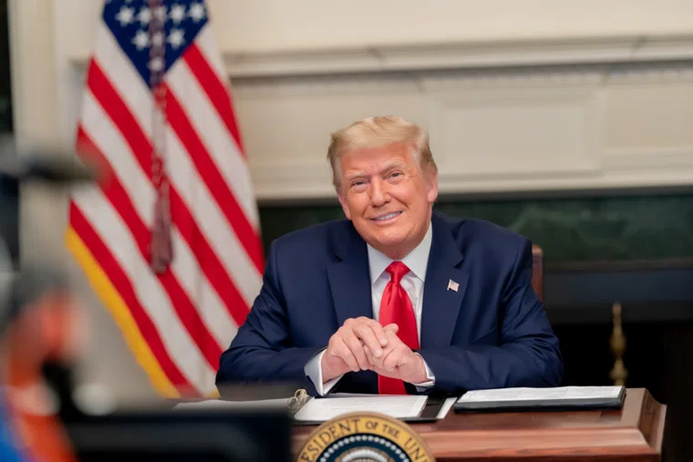 Трамп преподнес Си Цзиньпину скульптуру с национальным символом США