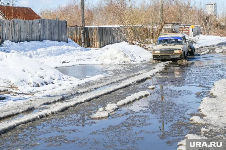 Женщина пыталась обратить внимание чиновника на большие лужи в поселке