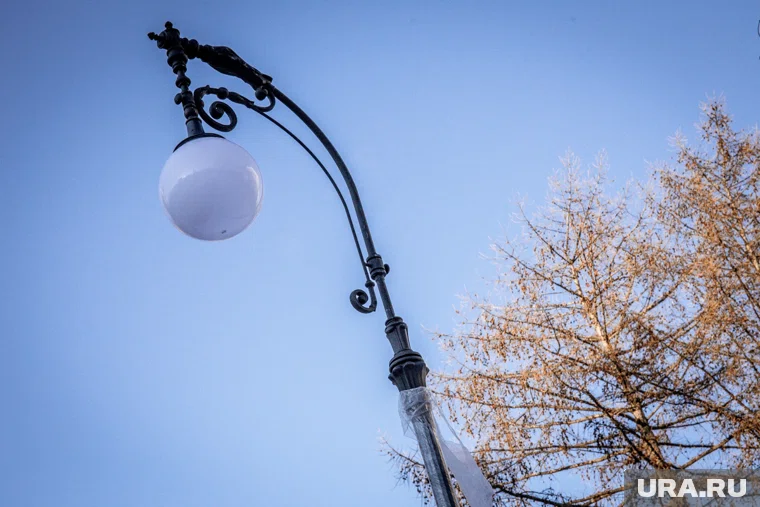 На территории сквера было установлено 11 опор и 14 светильников. 