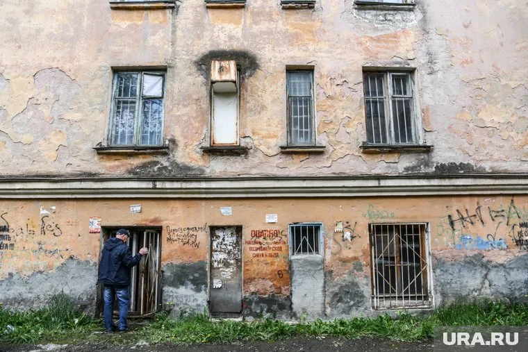 Дети должны были разбить окна за 100 рублей