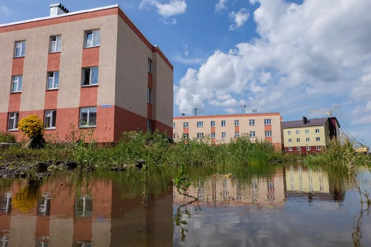 Дома построенные по программе переселения из ветхого жилья по улице Автомобилистов в городе Шадринск, недвижимость, лужа во дворе, потоп, переселение, дома для переселенцев, трехэтажка