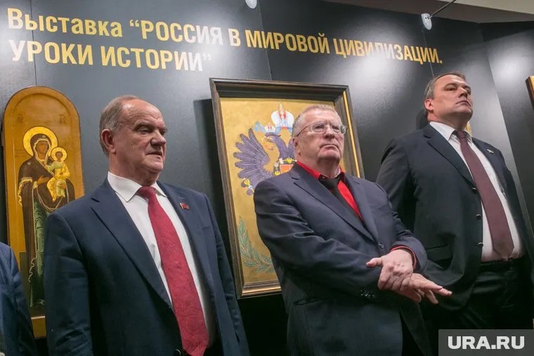 Жириновский заявил, что не любит сидеть рядом с Зюгановым