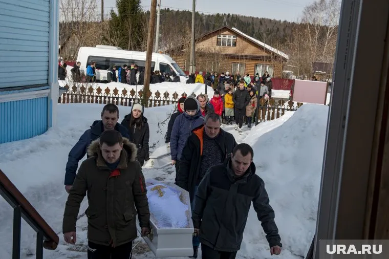 Проводить девятиклассницу в последний путь пришли десятки односельчан