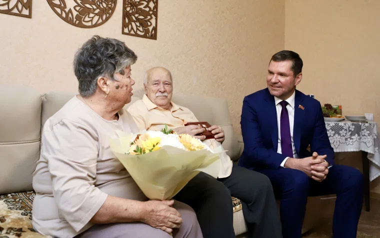 Сергей Буяков поздравил семью Алексеевых с юбилеем