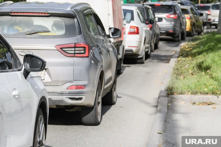 Утром тюменцы жаловались на большую пробку из-за перекрытой дороги