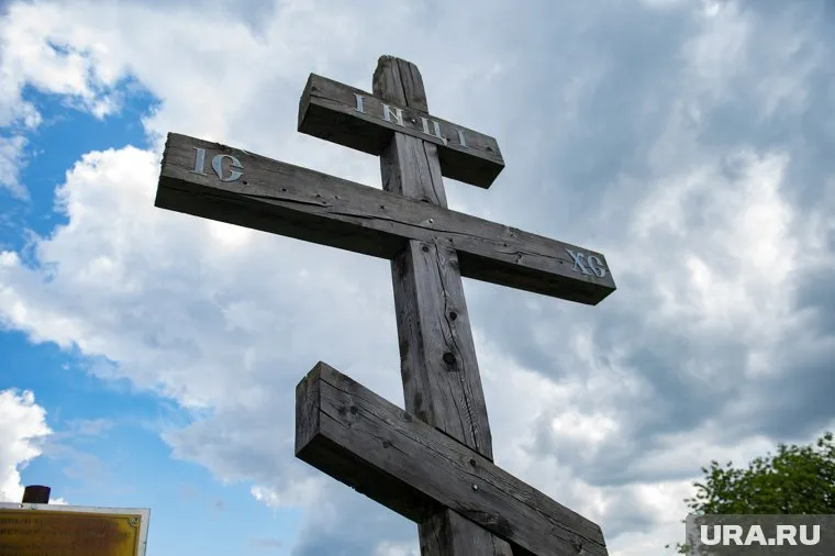 О любой информации о вандалах, спиливших крест, просят сообщать в администрацию