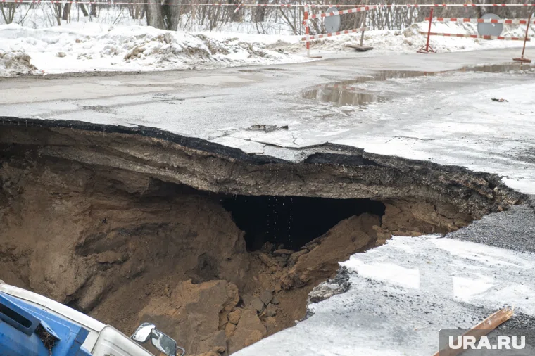 Асфальт провалился у остановки в Заозерном (архивное фото)