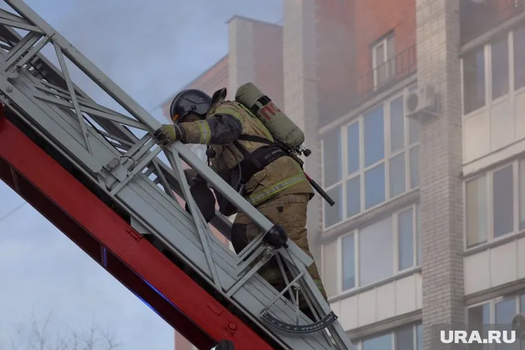 Замыкание электропроводки, стало причиной пожара в двух квартирах, считает очевидец (архивное фото)