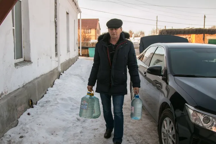 Порыв водопровода. Шумиха, коммунальная авария, чиновник, нет воды, бутылки с водой, человек с бутылками