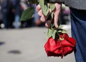 «Приехали из другого региона»: более 100 жителей пришли попрощаться с трагически погибшей пермячкой
