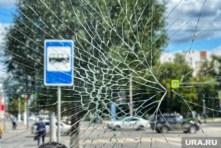 Вандалы повредили стекла на остановке