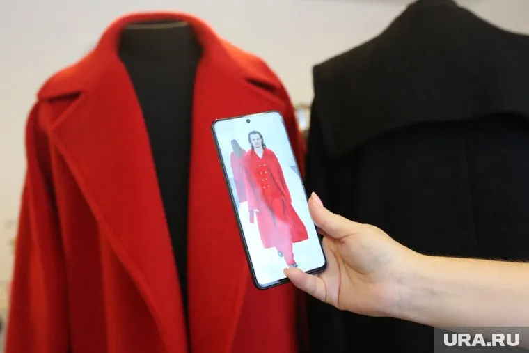 Пальто тюменского дизайнера Ирины Смердовой сшито из ткани, которой более 15 лет и подходит как мужчинам, так и женщинам