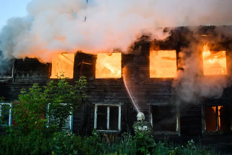 Пожар в деревянном доме по улице 8 марта. Екатеринбург