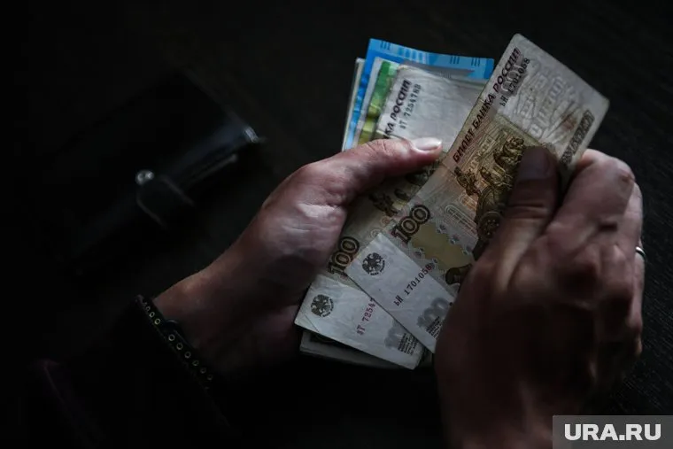 Мужчина постоянно переводил бывшей любовнице деньги